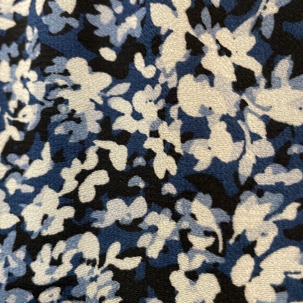 Vince Camuto Floral Print Mock Neck Flutter Sleeve Blouse Navy/W… - Picture 5 of 11